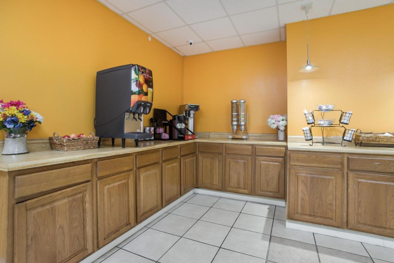 Americas Best Value Inn Tulsa I-44 Oakhurst Bagian luar foto