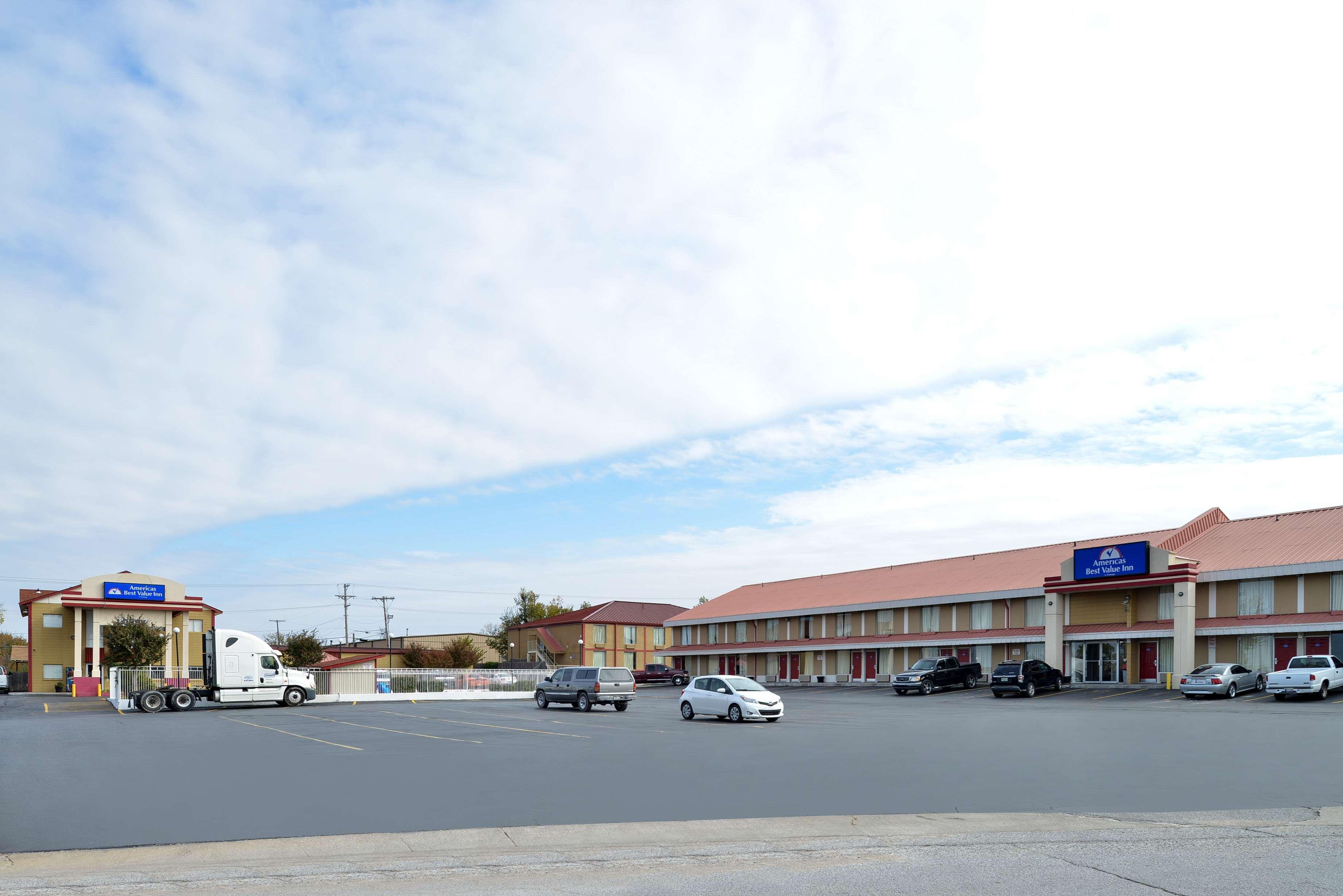 Americas Best Value Inn Tulsa I-44 Oakhurst Bagian luar foto