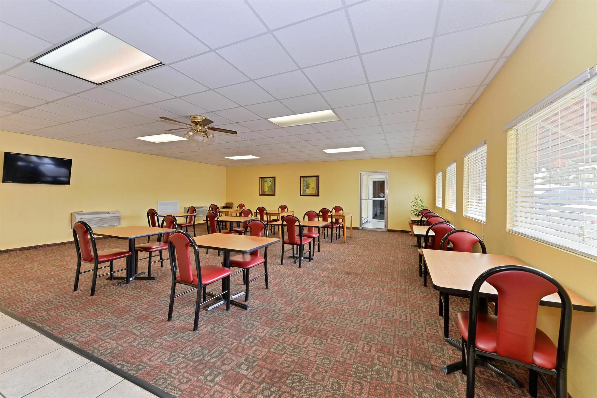Americas Best Value Inn Tulsa I-44 Oakhurst Bagian luar foto