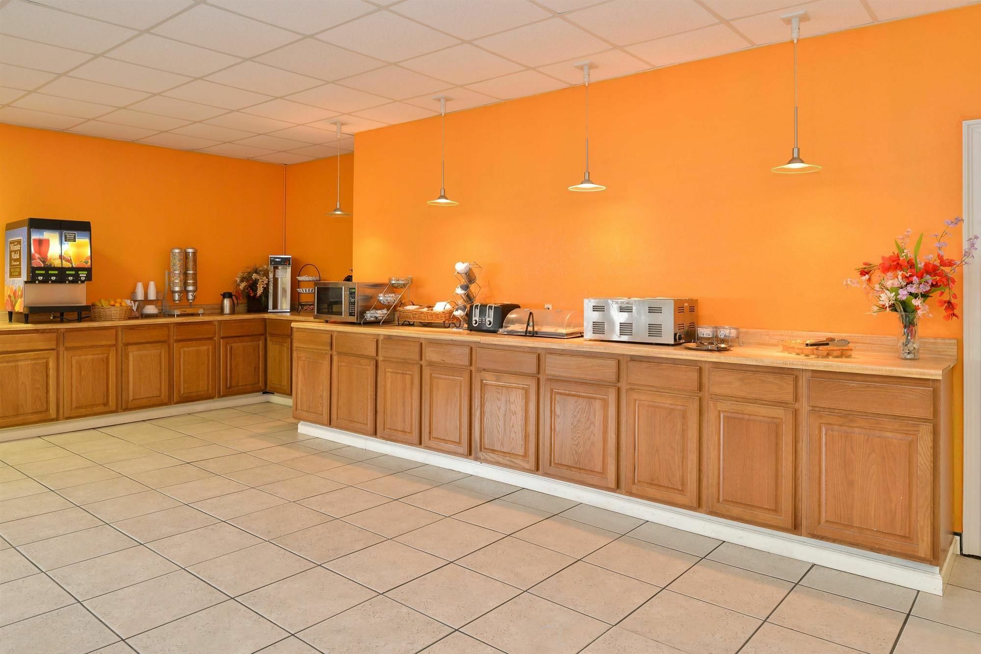 Americas Best Value Inn Tulsa I-44 Oakhurst Bagian luar foto